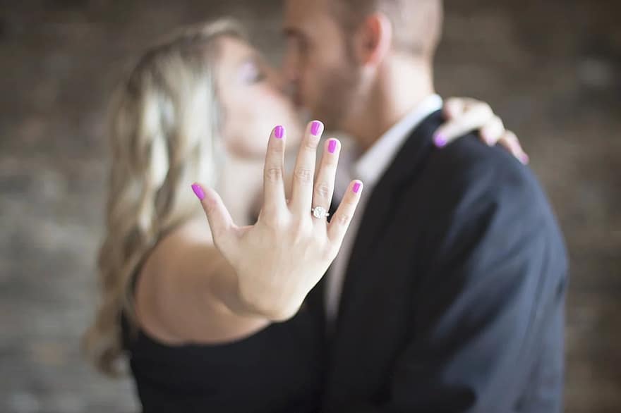 bague avec un diamant